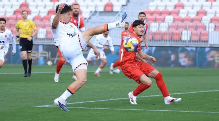 יובל פיבן מנסה להכניס מסירה