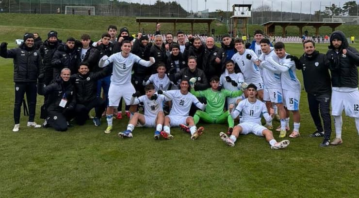 נבחרת הנוער ואופיר חיים חוגגים העפלה