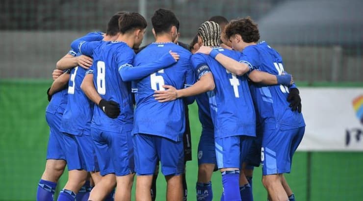 ישראל עד גיל 21 בחיבוק קבוצתי