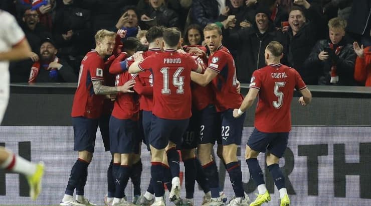 פאבל שולץ' ושחקני צ'כיה חוגגים את שער היתרון