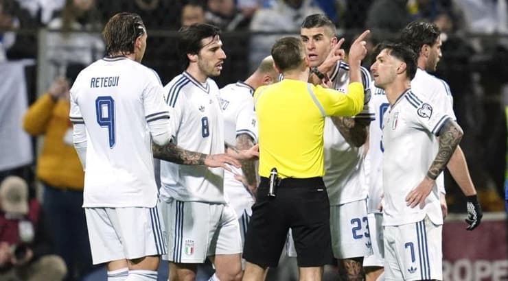 שחקני נבחרת איטליה מתלוננים בפני השופט, זה לא עזר