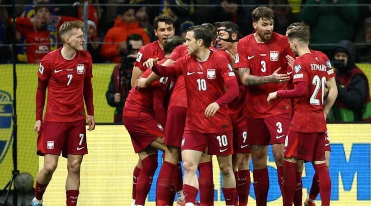 שחקני נבחרת פולין חוגגים עם ניקולה זאלווסקי