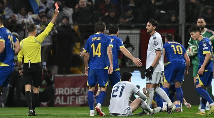 אלסנדרו בסטוני רואה את הככרטיס האדום