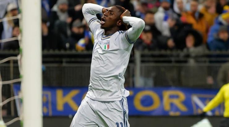 מויזה קין תופס את הראש