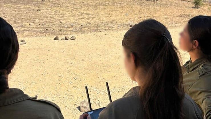 לוחמים ולוחמות בשטח בפסח