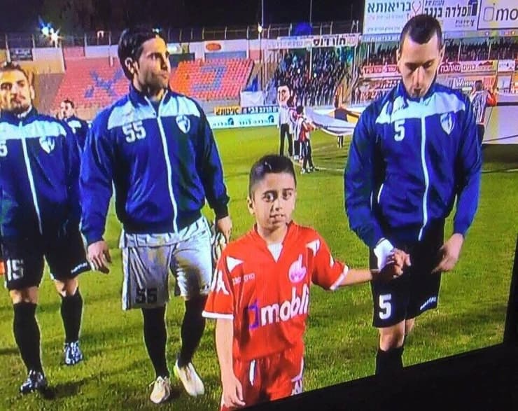 בן כהן כשהיה ילד. "לא היה מפספס אף משחק" (צילום: שי מוגילבסקי) בן כהן ז"ל תועד לצד השחקנים שאהב