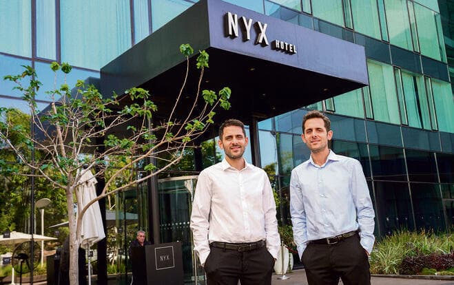 אסף ונדב פתאל בכניסה למלון NYX . "התייר הישראלי נהדר בעינינו"
