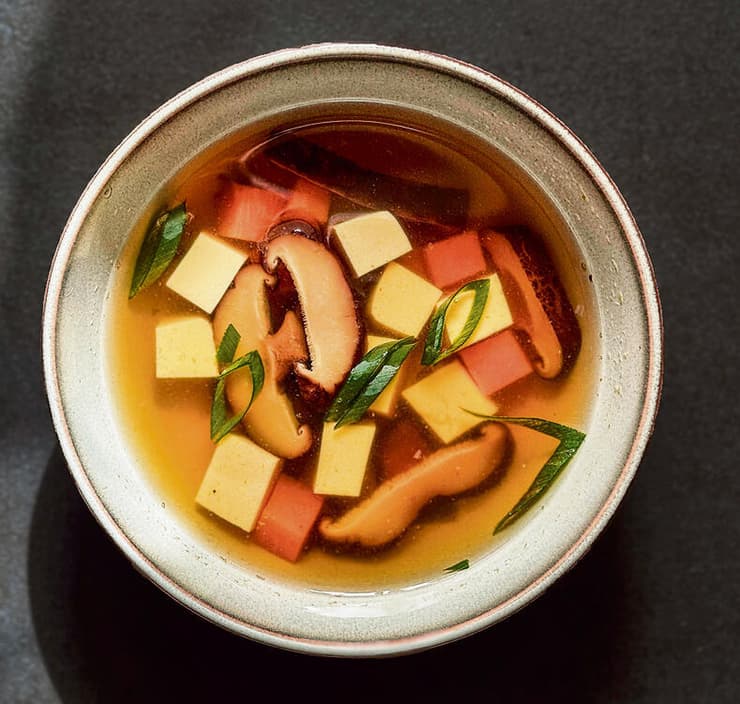 טופו משי ברוטב  דאשי, בטטה  ופטריות שיטאקה.  מדובר במרק אסייתי  עדין וצלול