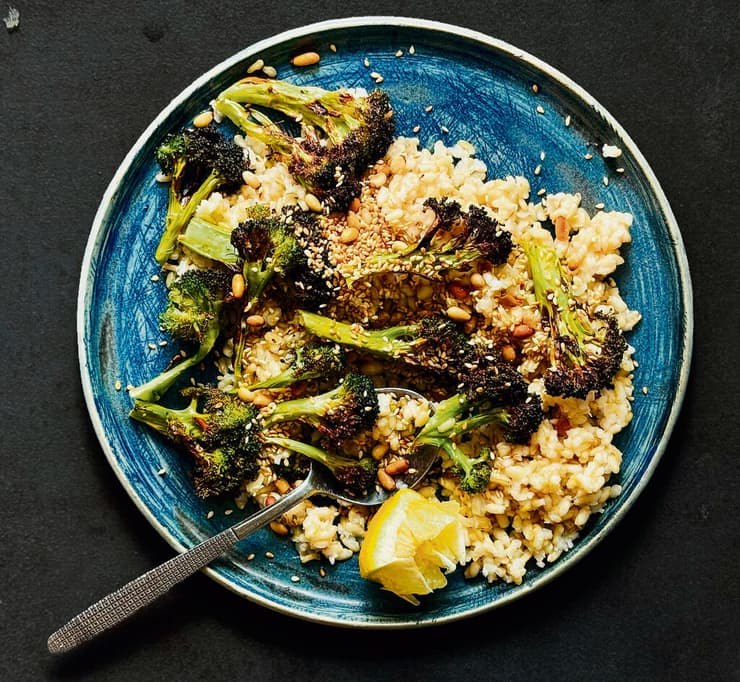 אורז עגול מלא עם ברוקולי  וגרעיני דלעת. השימוש  באייר פרייר מעניק פריכות  מדהימה במינימום שמן