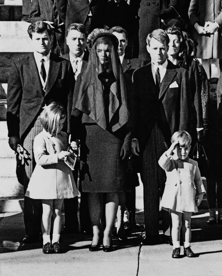 התמונה שכל  אמריקאי מכיר.  ג'ון ג'וניור מצדיע  בהלוויית אביו,  הנשיא קנדי