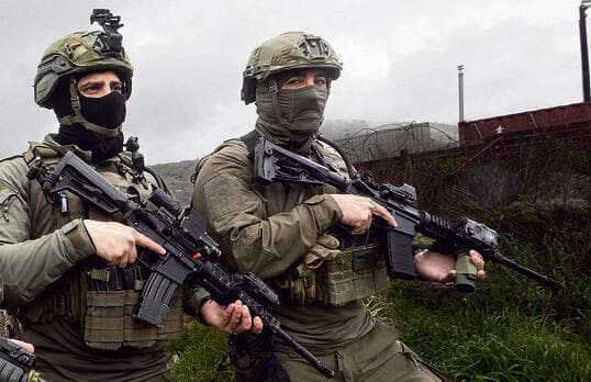 הלוחמים במוצב. "עד שאתה איכשהו חוזר לעצמך, קוראים לך שוב"