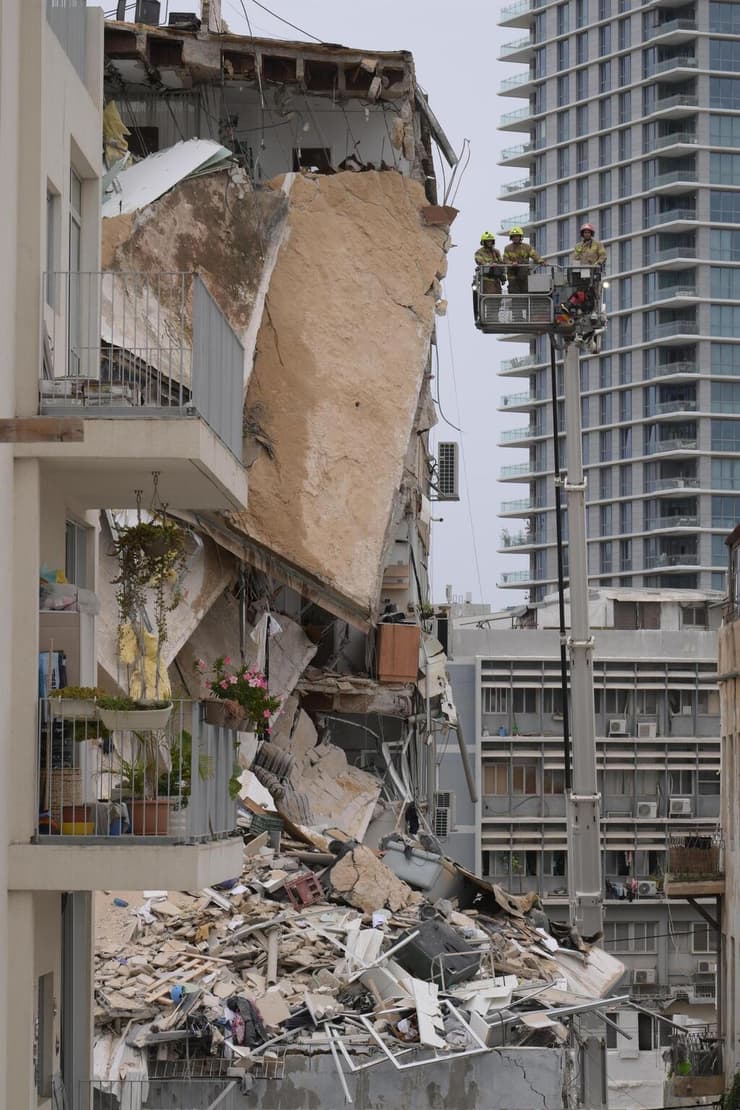 הקריסה החלקית של הבניין בפלורנטין (צילום: יובל חן) קריסה חלקית של מבנה בתל אביב