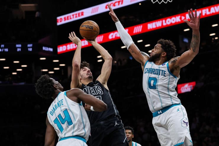 שרף מנסה לקלוע לסל