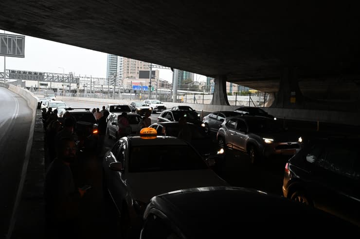 פקקים באיילון בזמן אזעקות בערב חג ההפסח (צילום: יובל חן) פקקים בכבישי איילון בערב חג הפסח בעקבות שיגור מאיראן