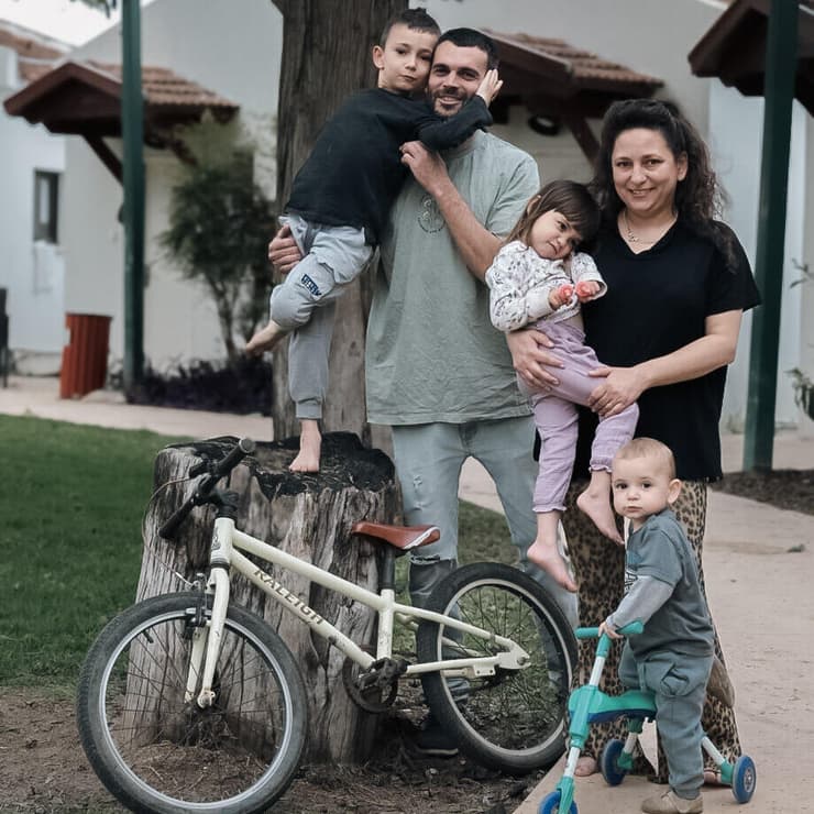 אדוה ודוד עם משפחתם בסדר פסח בניר עם