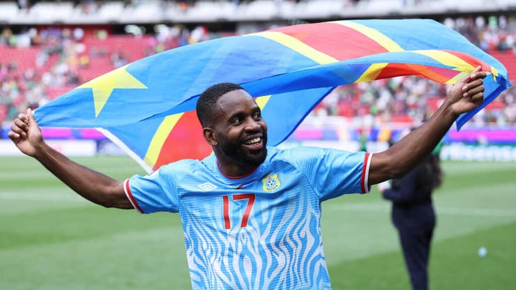 בקאמבו חוגג עם הדגל