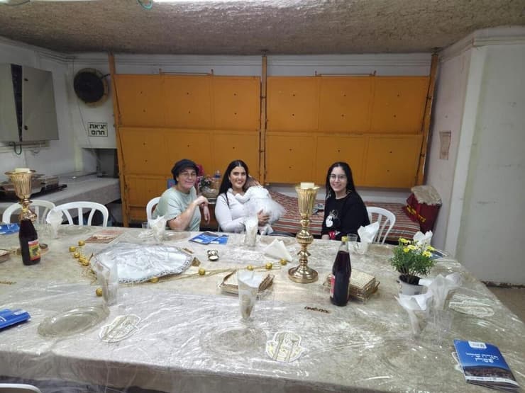 איילה עמאר ומשפחתה חוגגים את חג הפסח במקלט הציבורי בקריית שמונה
