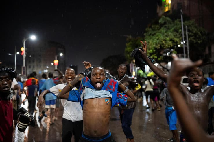 החגיגות בקונגו, עם שריקת הסיום