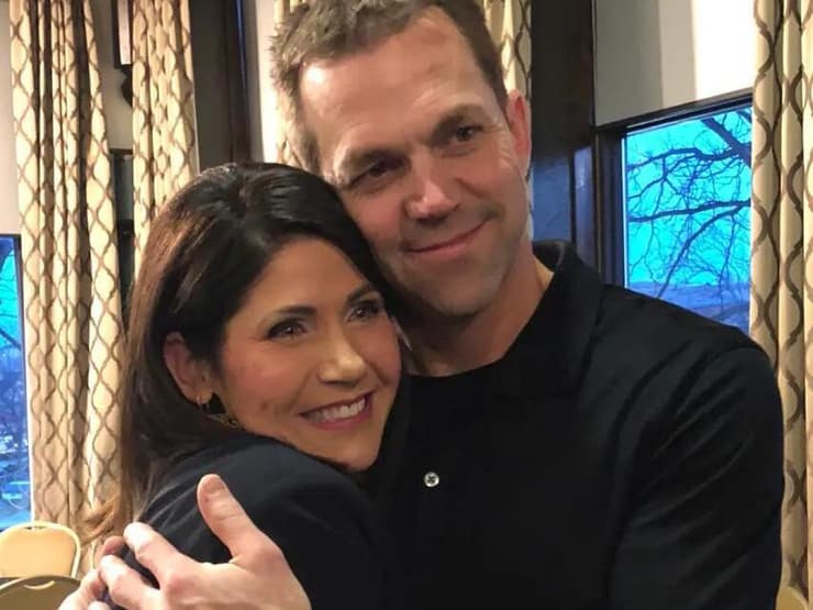 בריאון נואם בעלה של השרה לביטחון המולדת המודחת קריסטי נואם