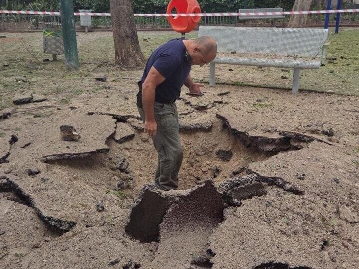 נזק בגן שעשועים בפתח תקווה (צילום: סעיף 27א לפי חוק זכויות יוצרים) נפילה בגן שעשועים בפתח תקווה