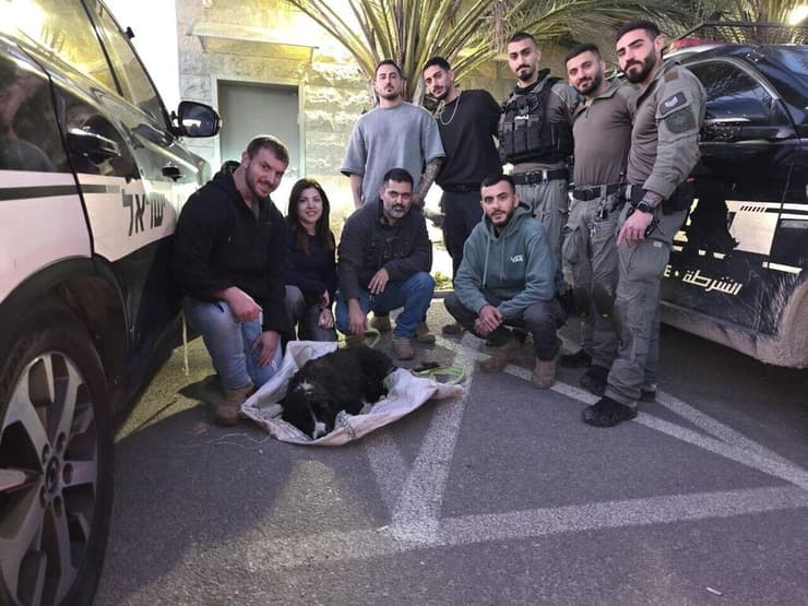 השוטרים ולוחמי מג"ב עם הכלב לאקי