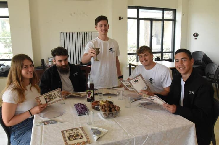 החניכים מתכוננים לחג