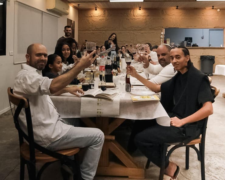 אדוה ודוד עם משפחתם בסדר פסח בניר עם