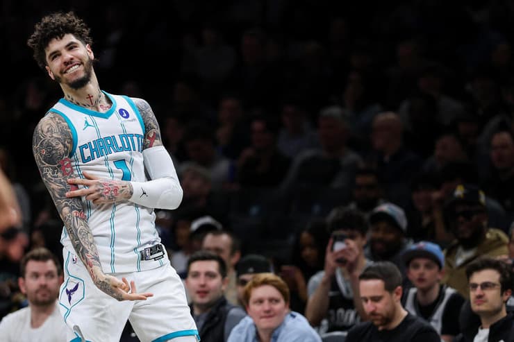 בול חוגג. הצגה של שארלוט