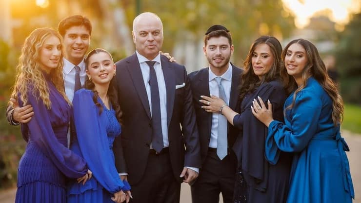 "הילדים למדו מה זו נתינה אמיתית". פרידמן ומשפחתה (צילום: באדיבות המרואיינת ) אתי פרידמן ומשפחתה