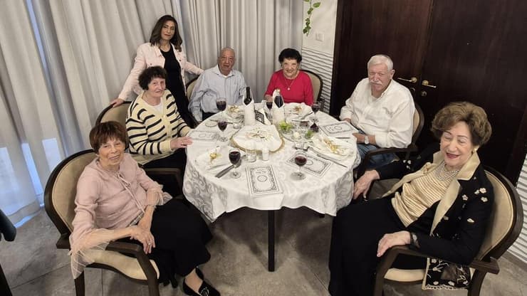 "המטרה שלנו היא אחת: שאף דייר לא ירגיש לבד". ערב ליל הסדר ב"בית שלום" (צילום: באדיבות עמותת "רעות") ערב ליל הסדר ב"בית שלום" בשנה שעברה