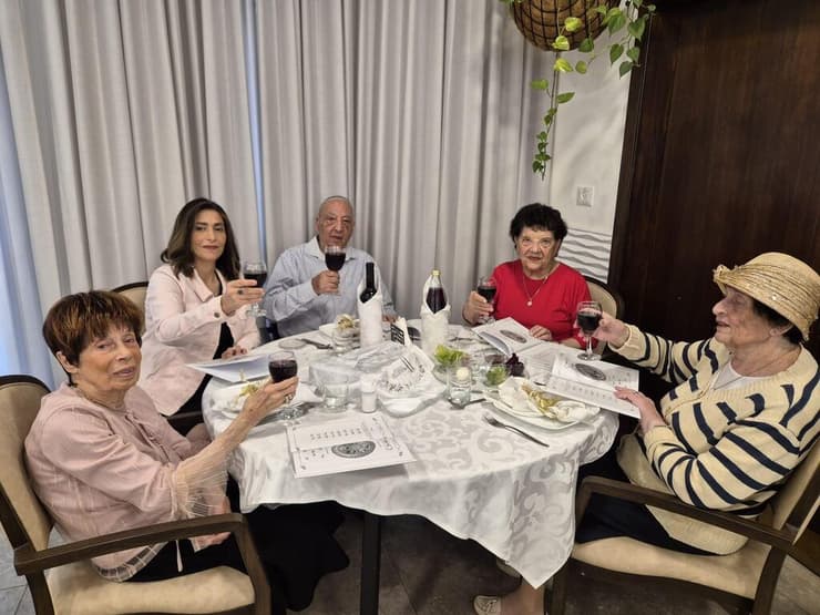 "יושב כאן דור שחווה על בשרו את ההפך הגמור מחירות". פרידמן ( שנייה משמאל) חוגגת ליל סדר עם דיירים ב"בית שלום" (צילום: באדיבות עמותת "רעות") ערב ליל הסדר ב"בית שלום" בשנה שעברה