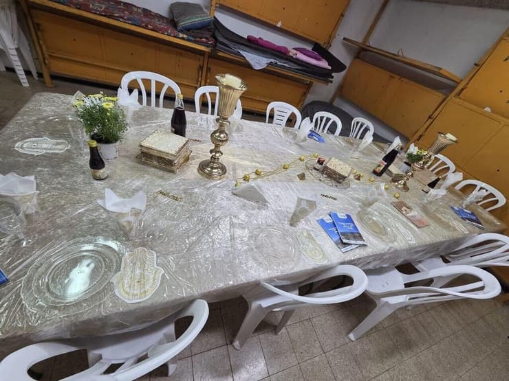 חג במקלט. גם בשבועות? איילה עמאר ומשפחתה חוגגים את חג הפסח במקלט הציבורי בקריית שמונה
