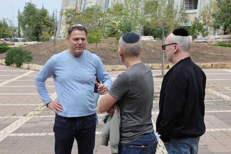 הלווייתו של משה שיינמן אלי דריקס