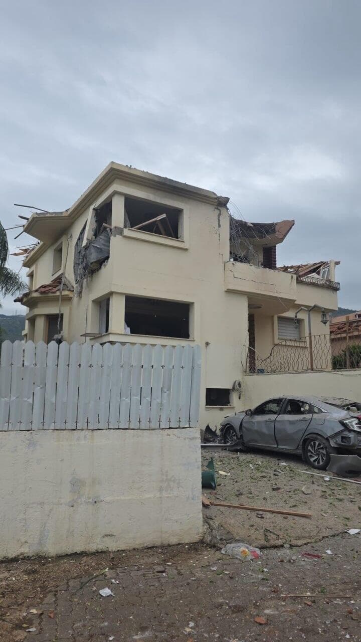 בית שנפגע בקריית שמונה (צילום: כבאות והצלה לישראל) נפילה בקריית שמונה