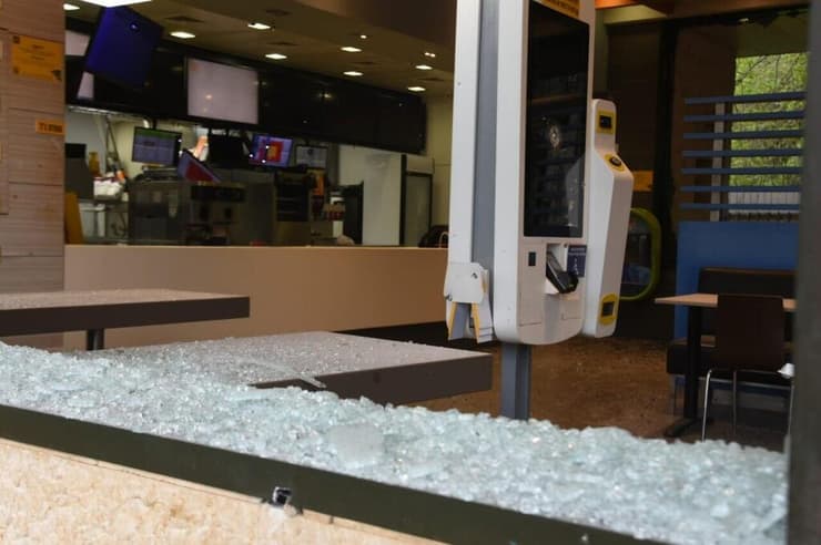 פגיעה ישירה בסניף מקדונלדס בגן הצפון, קריית שמונה