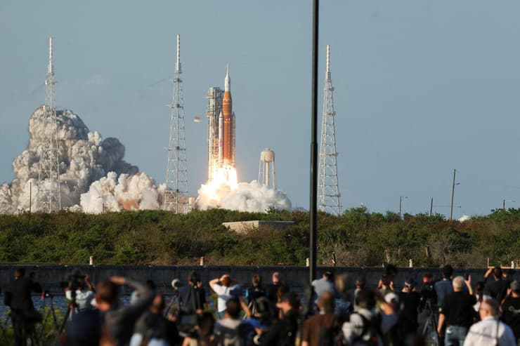 צופים בשיגור ההיסטורי