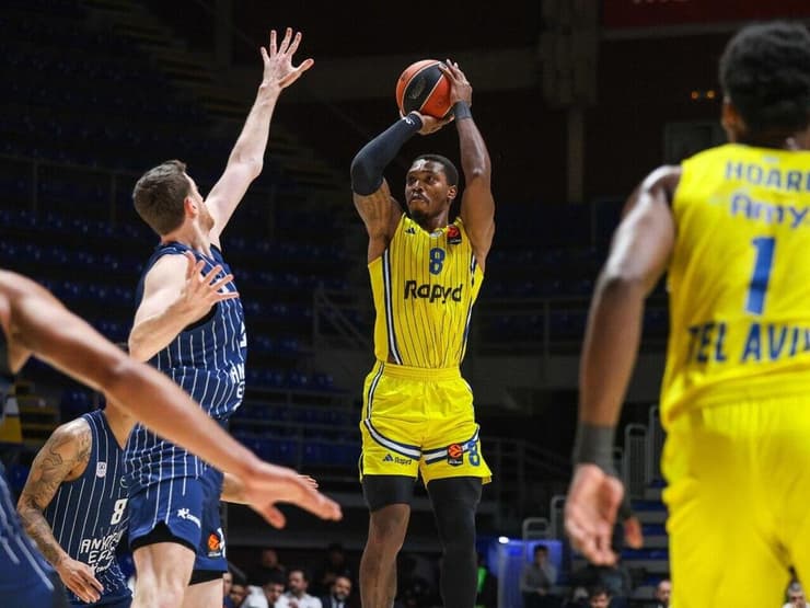 שחקן מכבי ת"א לוני ווקר