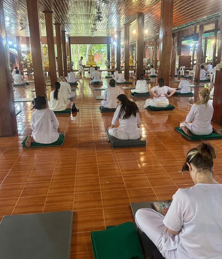 אולם המדיטציות. הגברים מקדימה, הנשים מאחורה