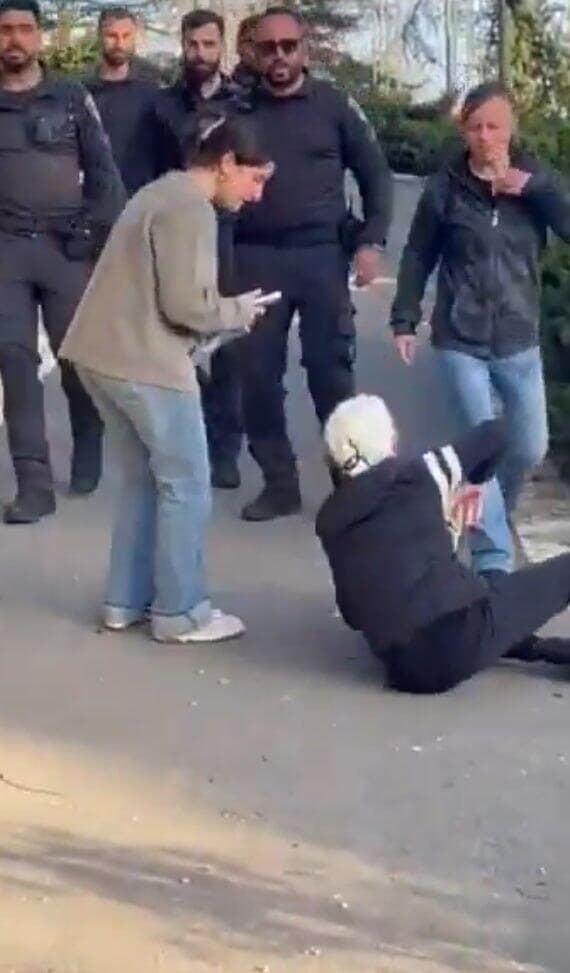 שוטרת מטיחה באלימות אישה מבוגרת