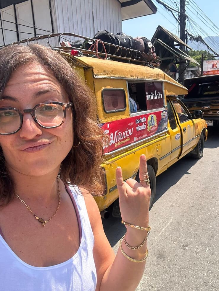 רכב ההסעה שמוביל למנזר