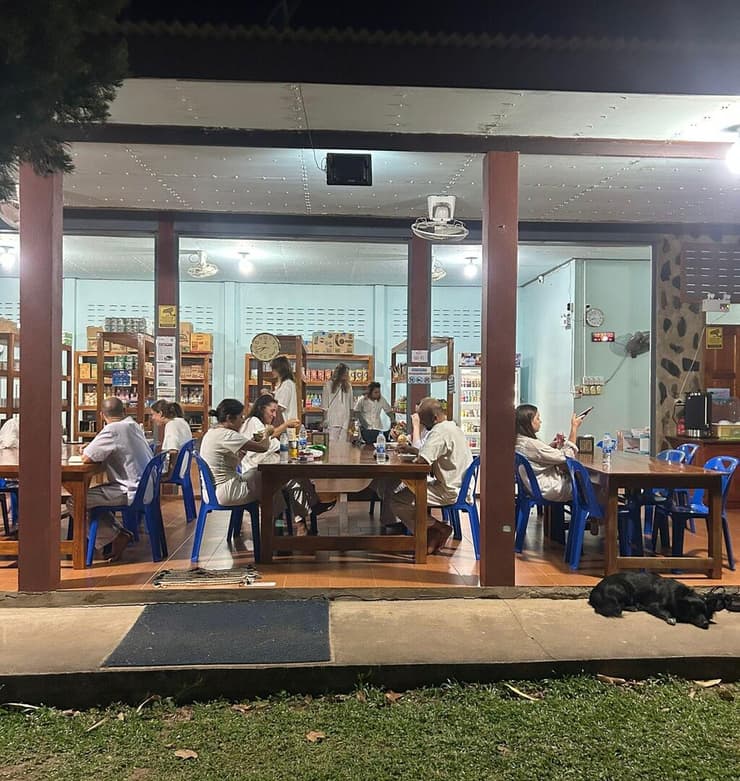 הקפיטריה של המנזר. בערב יושבים ומדברים