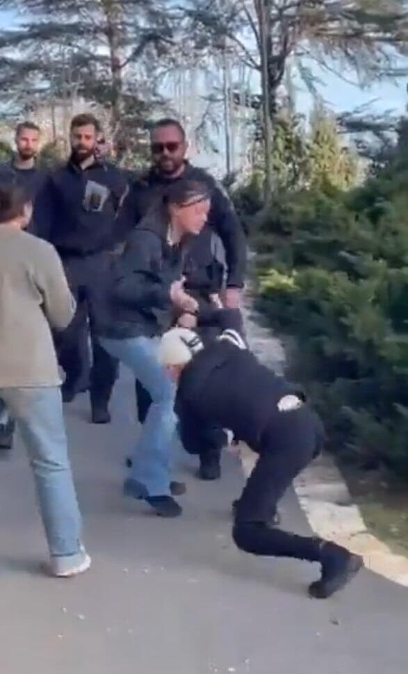 שוטרת מטיחה באלימות אישה מבוגרת