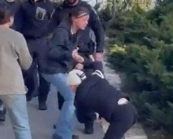 שוטרת מטיחה באלימות אישה מבוגרת