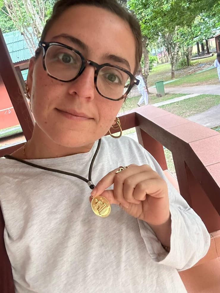 דנה עם השרשרת שקיבלה מהנזיר הראשי אחרי שאמרה לו שהיא מישראל