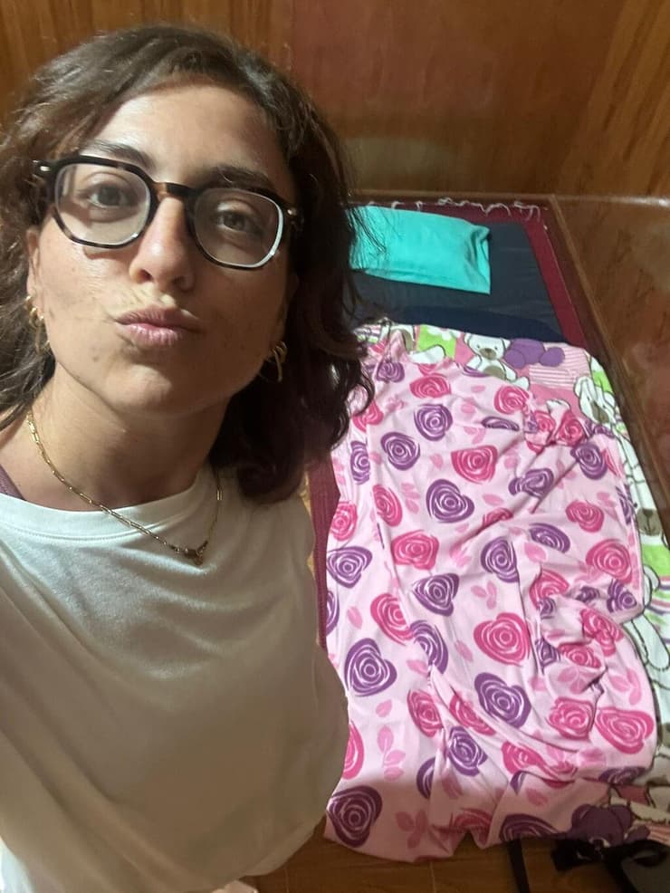 דנה על רקע המזרון במנזר