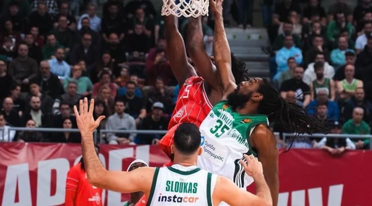 דן אוטורו עולה לסל