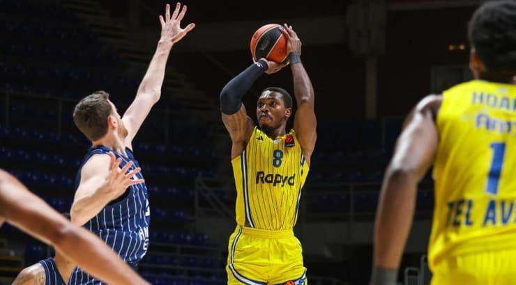 לוני ווקר זורק