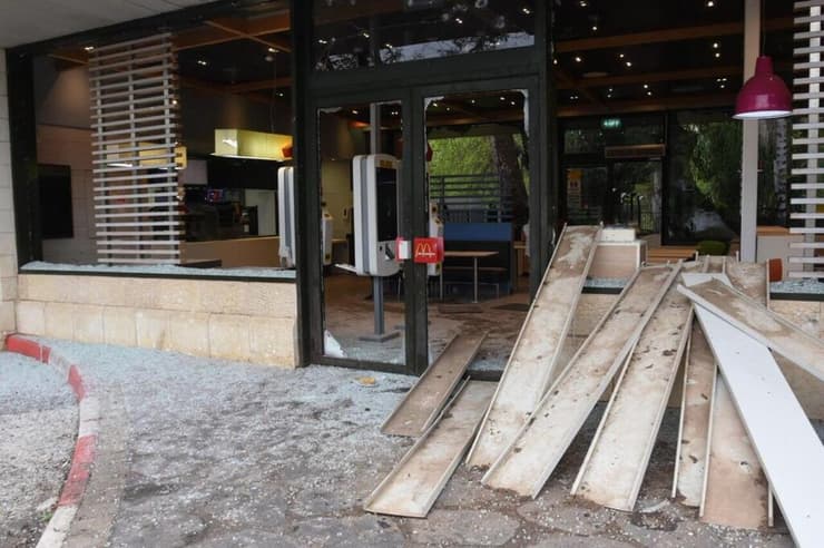 פגיעה ישירה בסניף מקדונלדס בגן הצפון, קריית שמונה