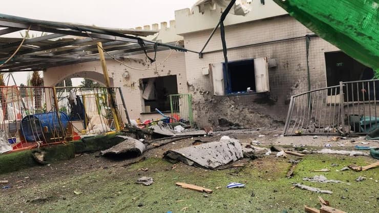 נזק בגן ילדים בנהריה (צילום: כבאות והצלה) פגיעה בגן ילדים בנהריה