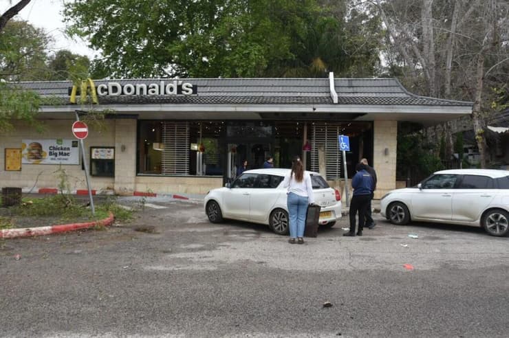 פגיעה ישירה בסניף מקדונלדס בגן הצפון, קריית שמונה